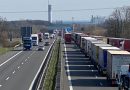 Gehört am Freitagnachmittag fast schon zum gewohnten Bild: LKW-Staus auf der A12 in Richtung Polen