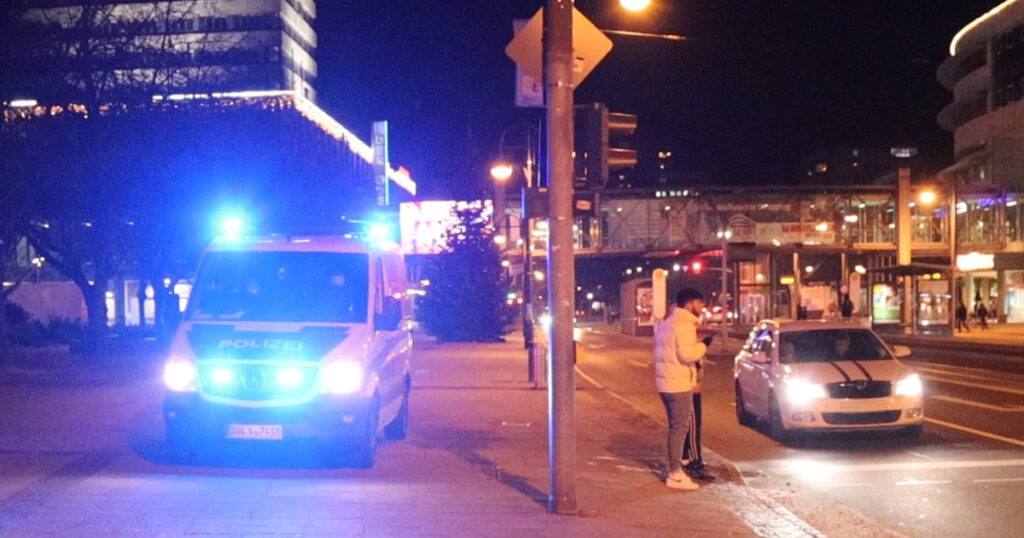 Archiv: Polizeiwagen in der Karl-Marx-Straße