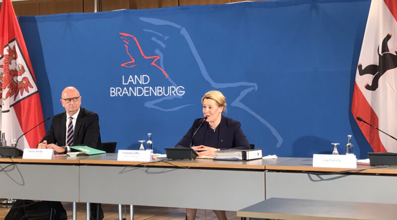 Archiv: Dietmar Woidke und Franziska Giffey nach der gemeinsamen Kabinettssitzung im Kleist Forum.