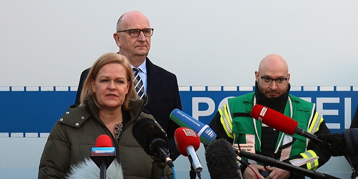 Bundesinnenministerin Nancy Feaser, Ministerpräsident Dietmar Woidke und Oberbürgermeister René Wilke.