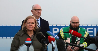 Bundesinnenministerin Nancy Feaser, Ministerpräsident Dietmar Woidke und Oberbürgermeister René Wilke.