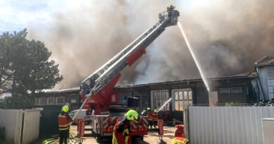 Feuer in einer Industriehalle in Beeskow.
