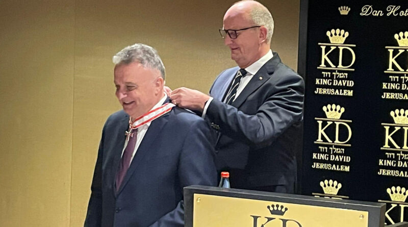 Ministerpräsident Woidke zeichnet den früheren israelischen Botschafter in Deutschland, Jeremy Issacharoff mit dem Verdienstorden des Landes Brandenburg aus.