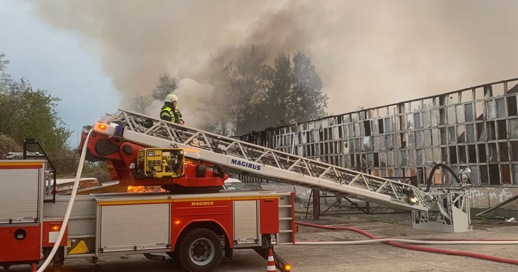 Lagerhalle in Kliestow in Flammen