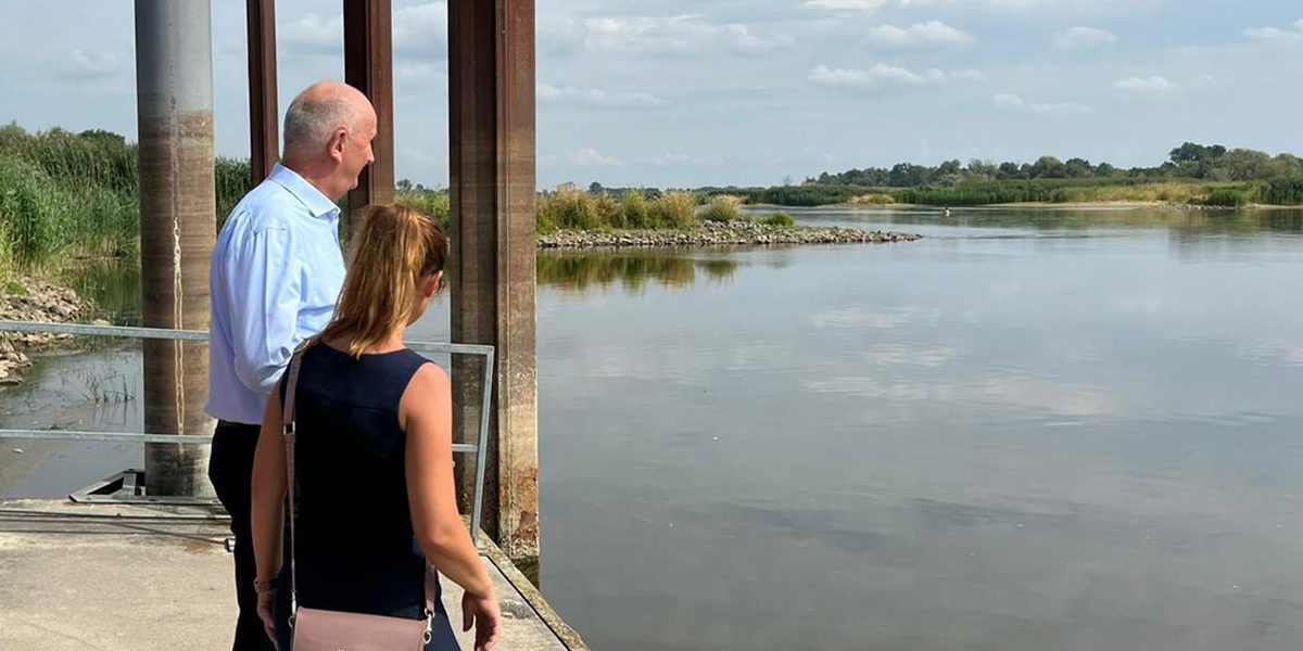 Brandenburgs Ministerpräsident Dietmar Woidke und Katja Klemke, Amtsleiterin Lebus an der Oder