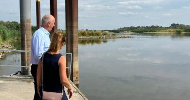 Brandenburgs Ministerpräsident Dietmar Woidke und Katja Klemke, Amtsleiterin Lebus an der Oder