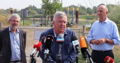 Gernot Schmidt (SPD), Landrat des Landkreises Märkisch-Oderland informiert sich über das Fischsterben in der Oder am Ufer in Lebus.