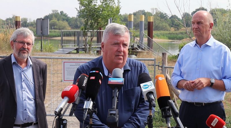 Gernot Schmidt (SPD), Landrat des Landkreises Märkisch-Oderland informiert sich über das Fischsterben in der Oder am Ufer in Lebus.