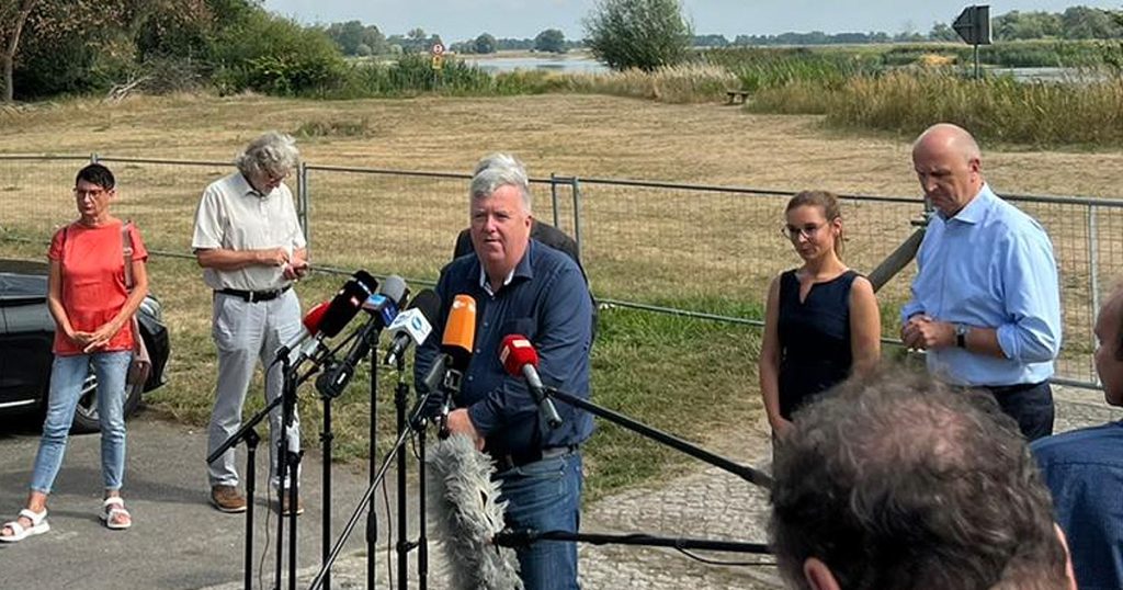 Gernot Schmidt, Landrat des Landkreises Märkisch-Oderland informiert sich über das Fischsterben in der Oder am Ufer in Lebus.