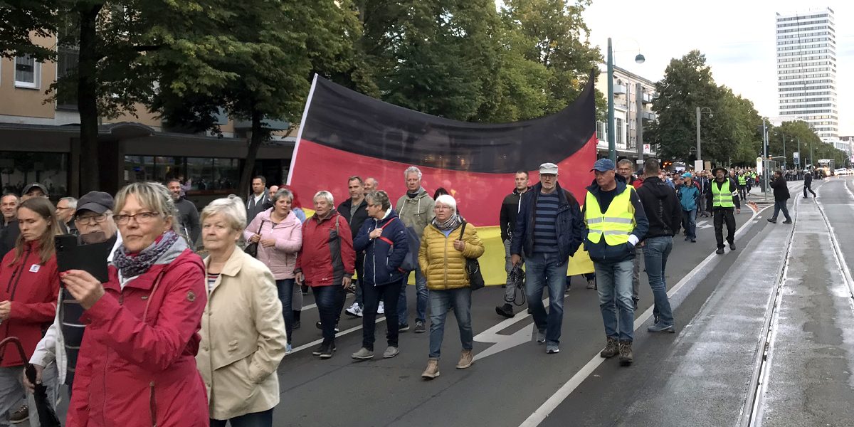 Teilnehmdende auf der Karl-Marx-Straße bei der "Montagsdemo" am 19. September 2022 in Frankfurt (Oder)