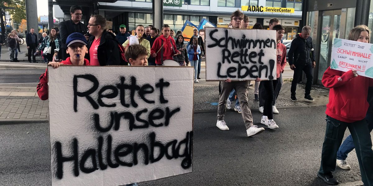 Rund 100 Teilnehmende bei der Demonstration für das Hallenbad in Frankfurt (Oder)