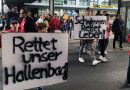Rund 100 Teilnehmende bei der Demonstration für das Hallenbad in Frankfurt (Oder)