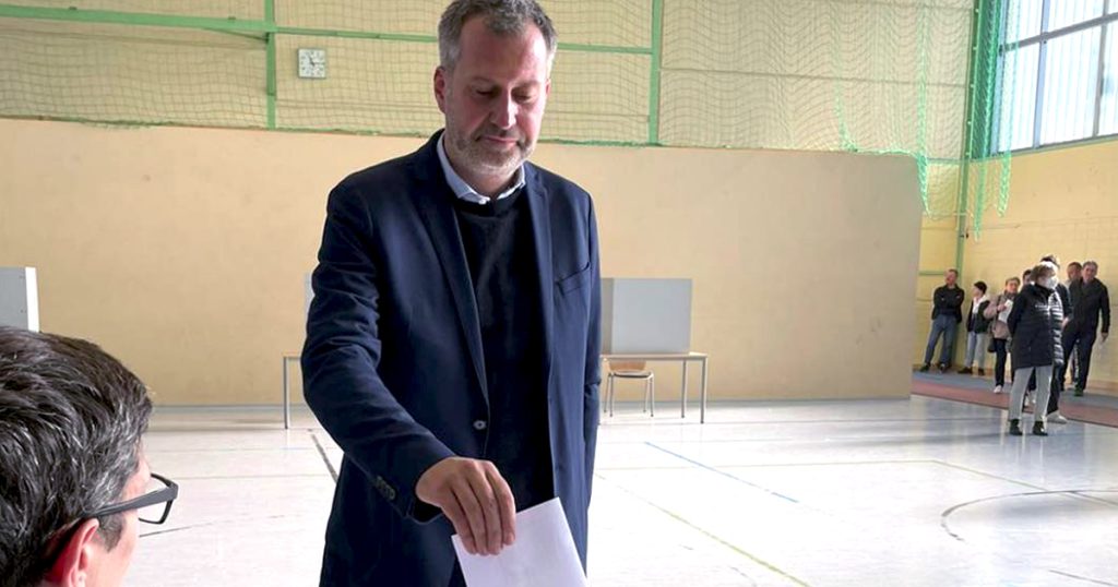 SPD-Oberbürgermeisterkandidat Tobias Schick bei der Stimmabgabe im Wahllokal.