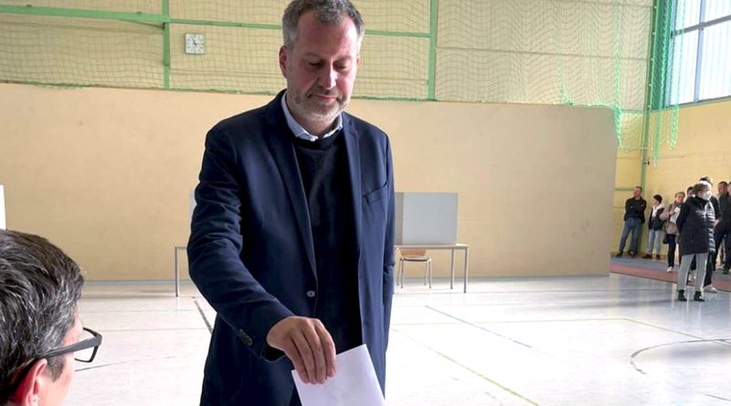 SPD-Oberbürgermeisterkandidat Tobias Schick bei der Stimmabgabe im Wahllokal.
