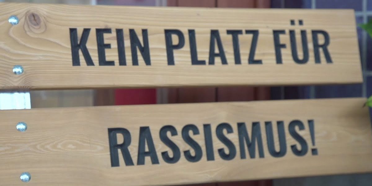 Bänke gegen Rassismus in Brandenburg - kein Platz für Rassismus