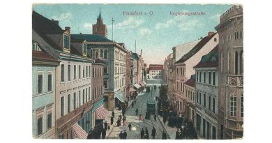 Historische Postkarte von Frankfurt (Oder) mit der Marienkirche im Hintergrund.