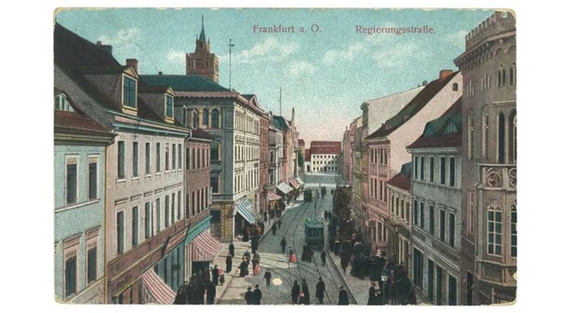 Historische Postkarte von Frankfurt (Oder) mit der Marienkirche im Hintergrund.