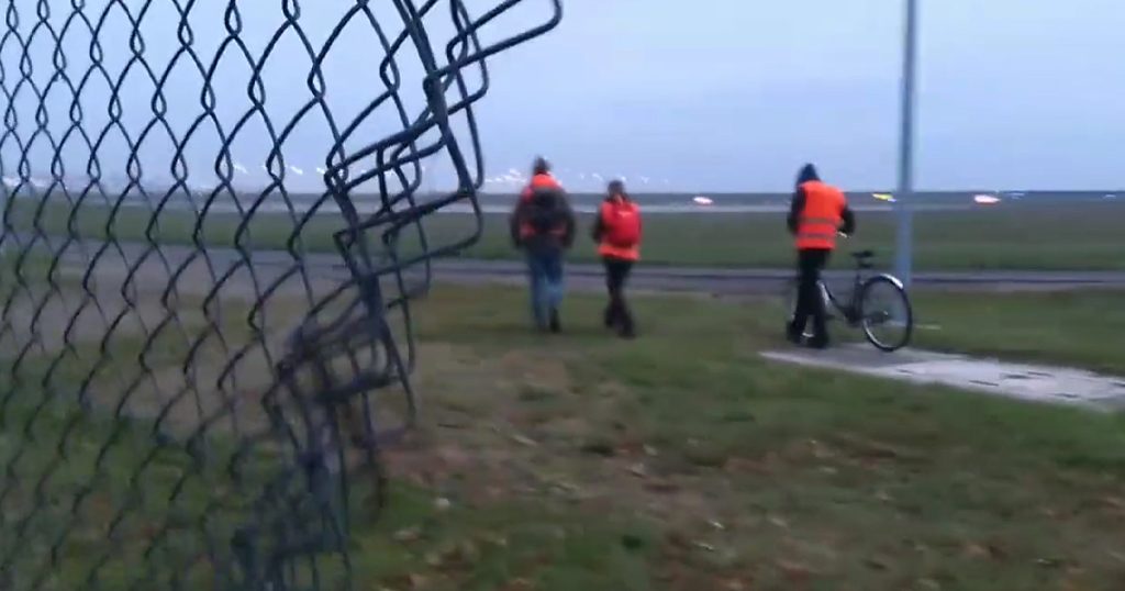 Aktivistengruppe «Letzte Generation» legt Flugbetrieb am BER lahm.