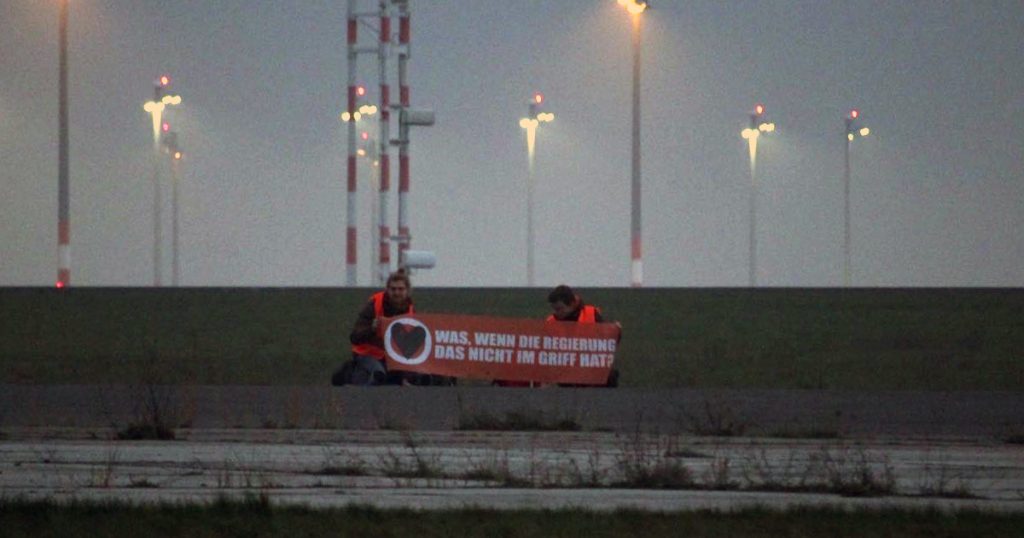 Aktivistengruppe «Letzte Generation» legte Ende November für kurze Zeit den Flugbetrieb am BER lahm.