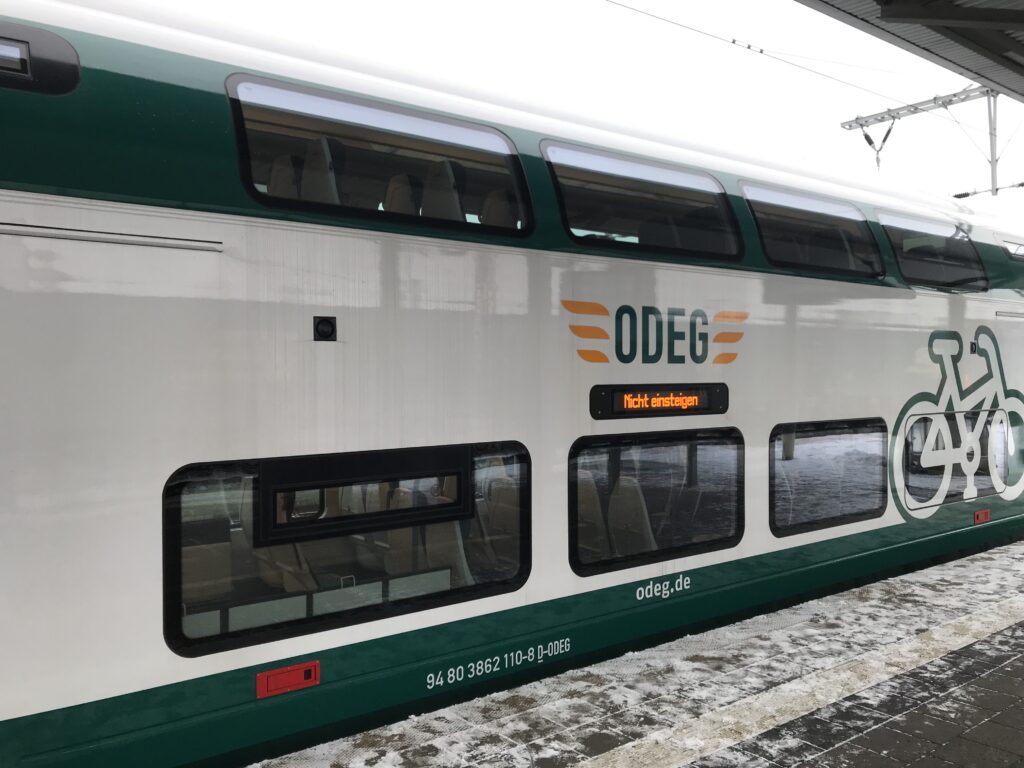 Am 11. Dezember 2022 hat die Ostdeutsche Eisenbahn GmbH (ODEG) die RE1-Strecke von der Deutschen Bahn übernommen.