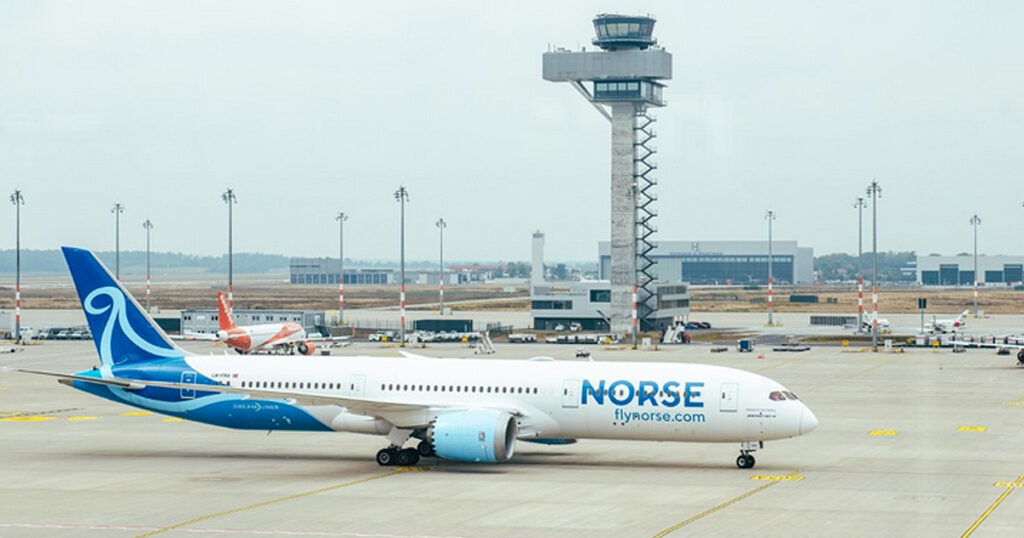 Maschine der Norse Atlantic Airways auf dem Flugfeld des BER in Schönefeld.
