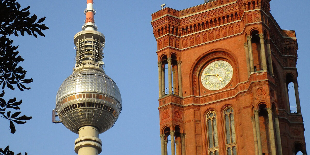 Der Fernsehturm am Alex und das "Rote Rathaus" in Berlin.