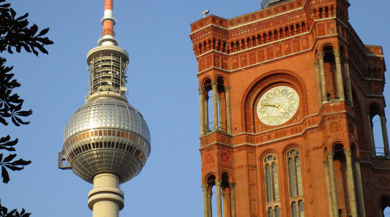 Der Fernsehturm am Alex und das "Rote Rathaus" in Berlin.