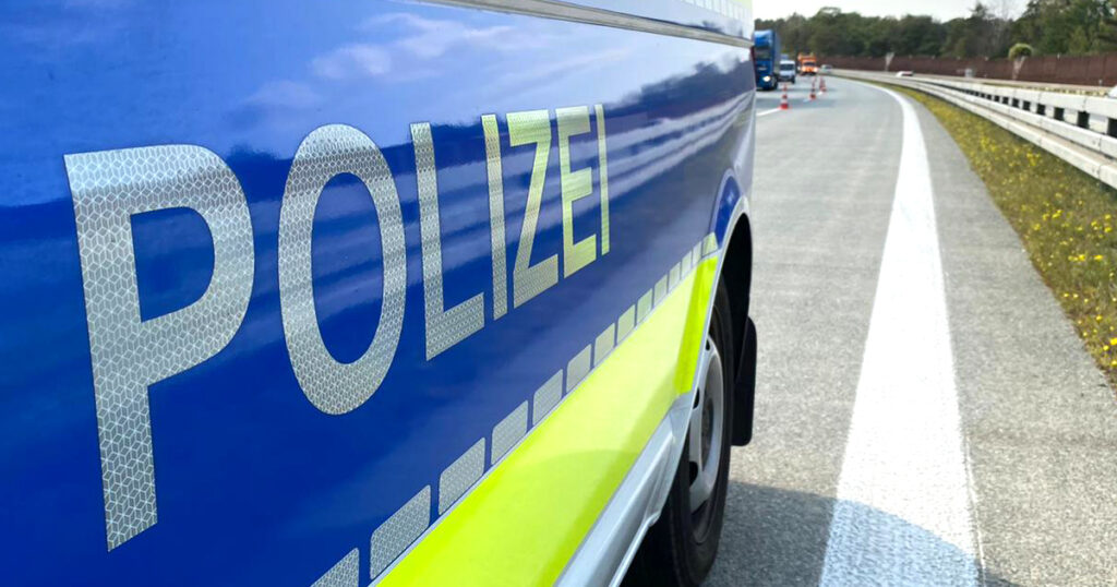 Archiv: Polizeiwagen auf der A12