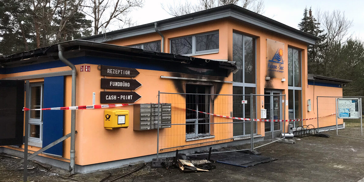 In der Nacht zu Sonntag komplett abgebrannt das Eingangshaus am Helenesee.