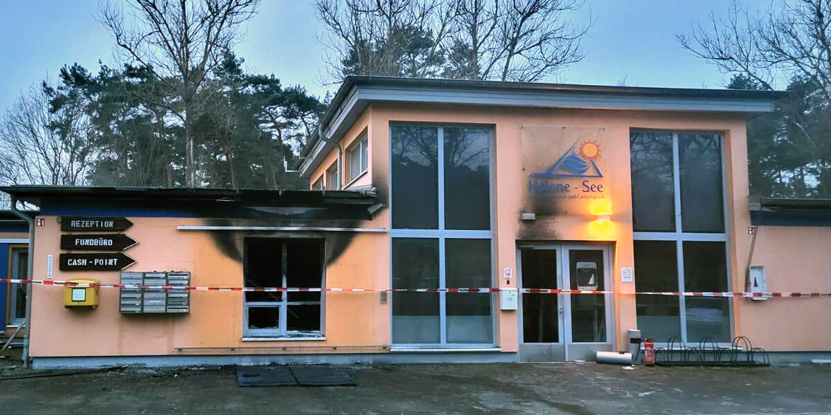 Das abgebrannte Eingangsgebäude am Helenesee
