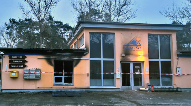 Das abgebrannte Eingangsgebäude am Helenesee