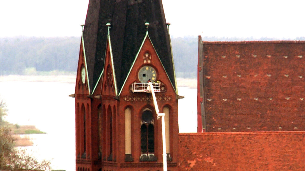 Montage der ersten Ziffernblätter am Süd-Turm der Friedenskirche am 18. April 2023