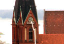 Montage der ersten Ziffernblätter am Süd-Turm der Friedenskirche am 18. April 2023