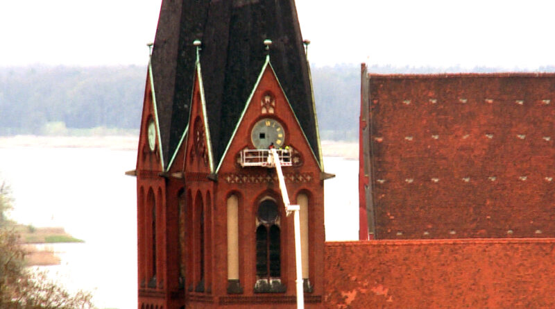 Montage der ersten Ziffernblätter am Süd-Turm der Friedenskirche am 18. April 2023