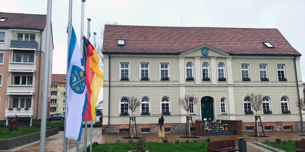 April 2023: Nach dem plötzlichen Tod von Bürgermeister Jörg Schröder - die Fahnen vor dem Rathaus in Seelow auf halbmast.