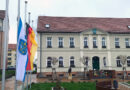 April 2023: Nach dem plötzlichen Tod von Bürgermeister Jörg Schröder - die Fahnen vor dem Rathaus in Seelow auf halbmast.