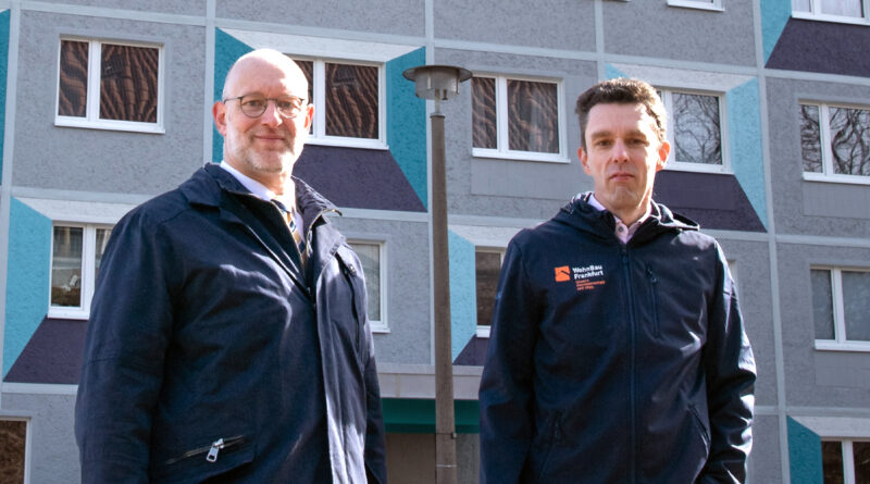 Olaf Runge und Dirk Oeltjen vom Vortsand der WohnBau Frankfurt vor dem gerade sanierten Wohnhaus Dr.-Salvador-Allende-Höhe.