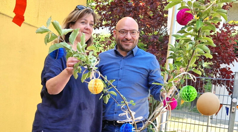 Kita-Leiterin Emöke Spehr erhält von Oberbürgermeister René Wilke einen Apfelbaum zum 50. Kita-Jubiläum.