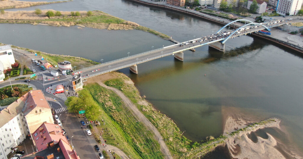 Die Stadtbrücke Frankfurt (Oder) aus der Luft.