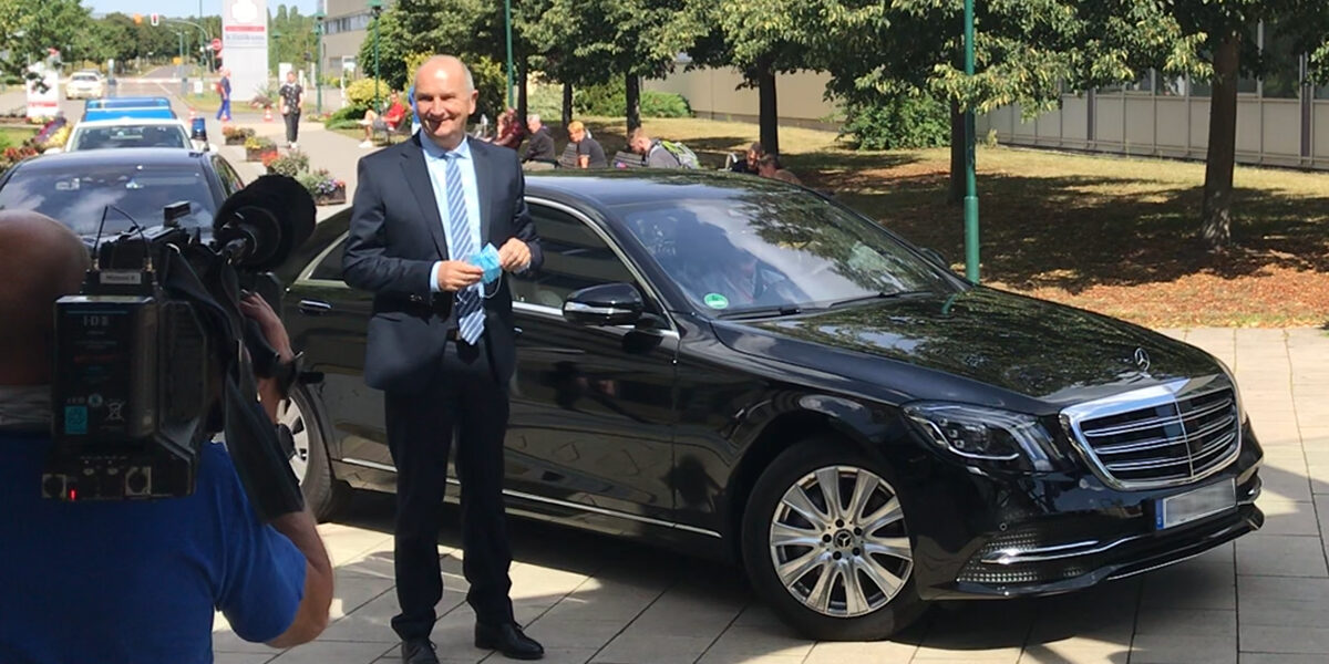 Dietmar Woidke (SPD) zu Besuch mit seinem Dienstwagen in Frankfurt (Oder).