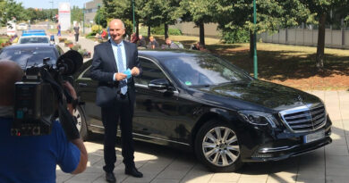 Dietmar Woidke (SPD) zu Besuch mit seinem Dienstwagen in Frankfurt (Oder).