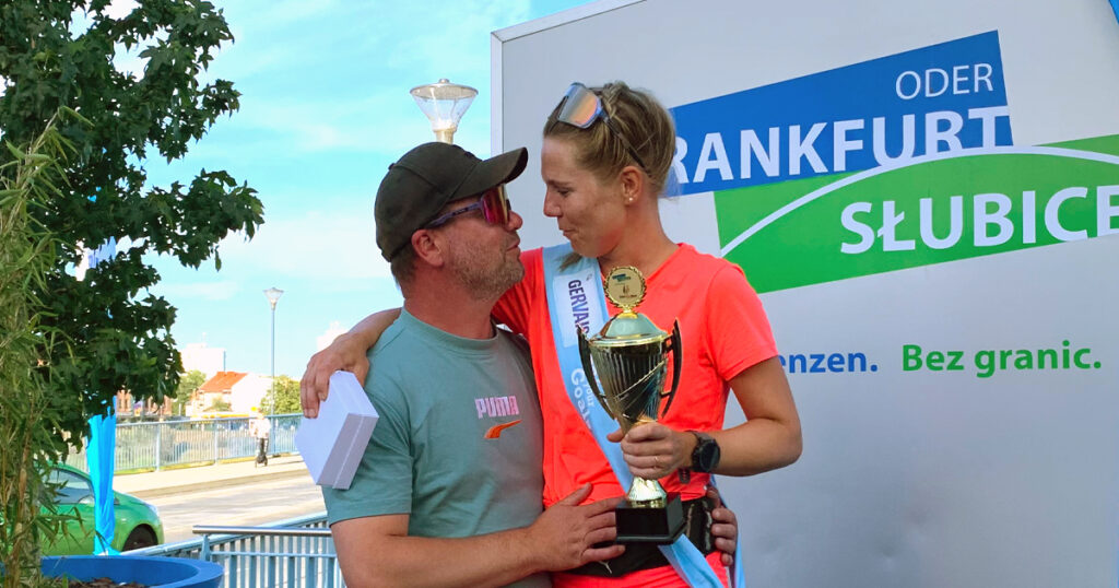 Joyce Hübner und ihr Mann nach der Pokalübergabe im Ziel an der Frankfurter Stadtbrücke.