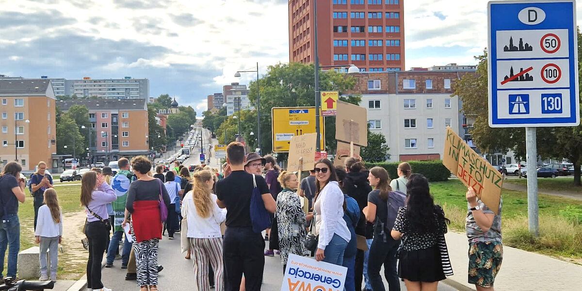 Rund 80 Teilnehmende bei der Klima-Demonstrationen diesen Freitag in unserer Doppelstadt