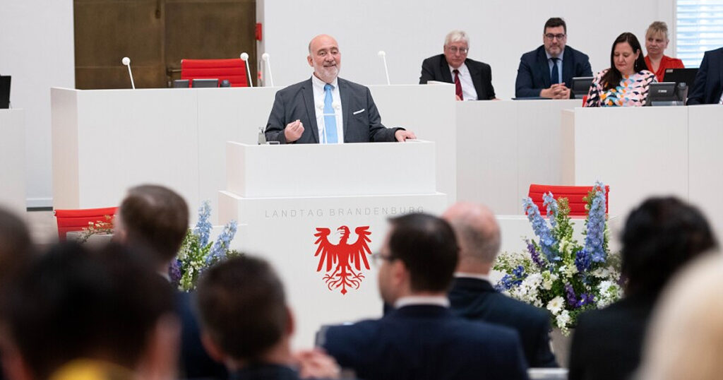 Archiv: Der israelische Botschafter in Deutschland Ron Prosor im Brandenburger Landtag.