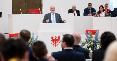 Archiv: Der israelische Botschafter in Deutschland Ron Prosor im Brandenburger Landtag.