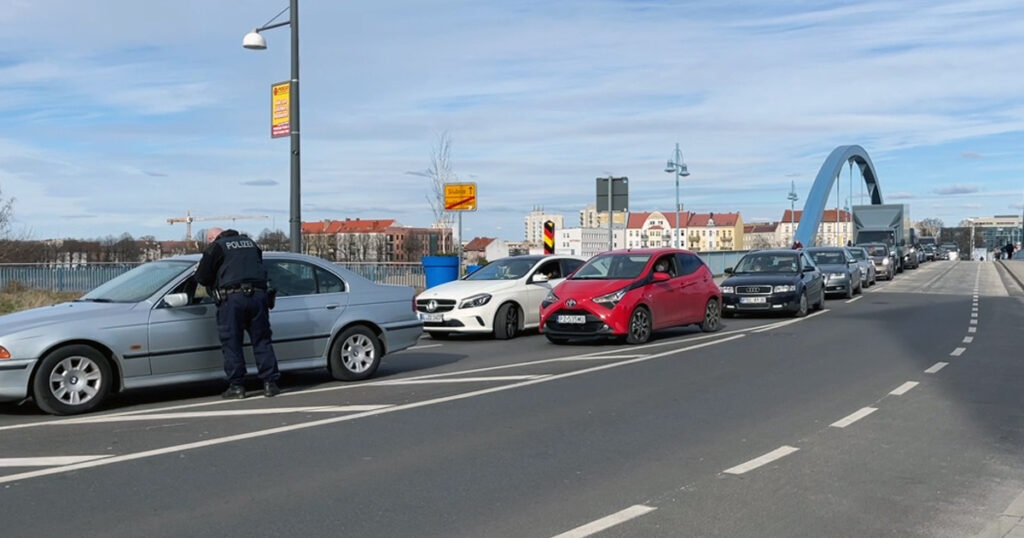 Grenzkontrollen auf der Stadtbrücke in Frankfurt (Oder)