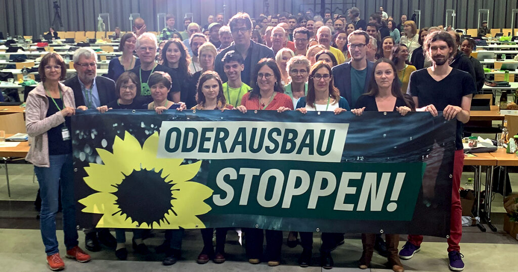 Die Grünen-Delegierten gemeinsam gegen den Oderausbau auf polnischer und deutscher Seite. 