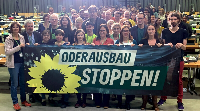 Die Grünen-Delegierten - Protest gegen den Oderausbau auf polnischer und deutscher Seite am Samstag auf dem Messegelände in Frankfurt (Oder)