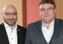 Oberbürgermeister René Wilke (links) und der Leiter des Kataster- und Vermessungsamtes Nico Schmidt (rechts) nach der Ernennung zum Stadtvermessungsdirektor.