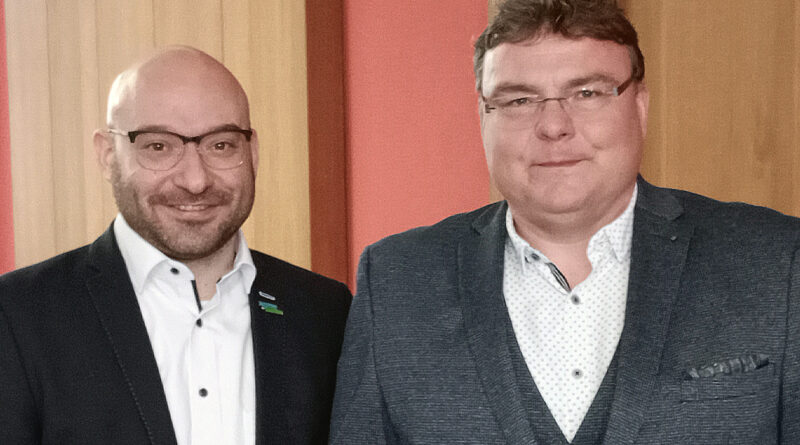 Oberbürgermeister René Wilke (links) und der Leiter des Kataster- und Vermessungsamtes Nico Schmidt (rechts) nach der Ernennung zum Stadtvermessungsdirektor.